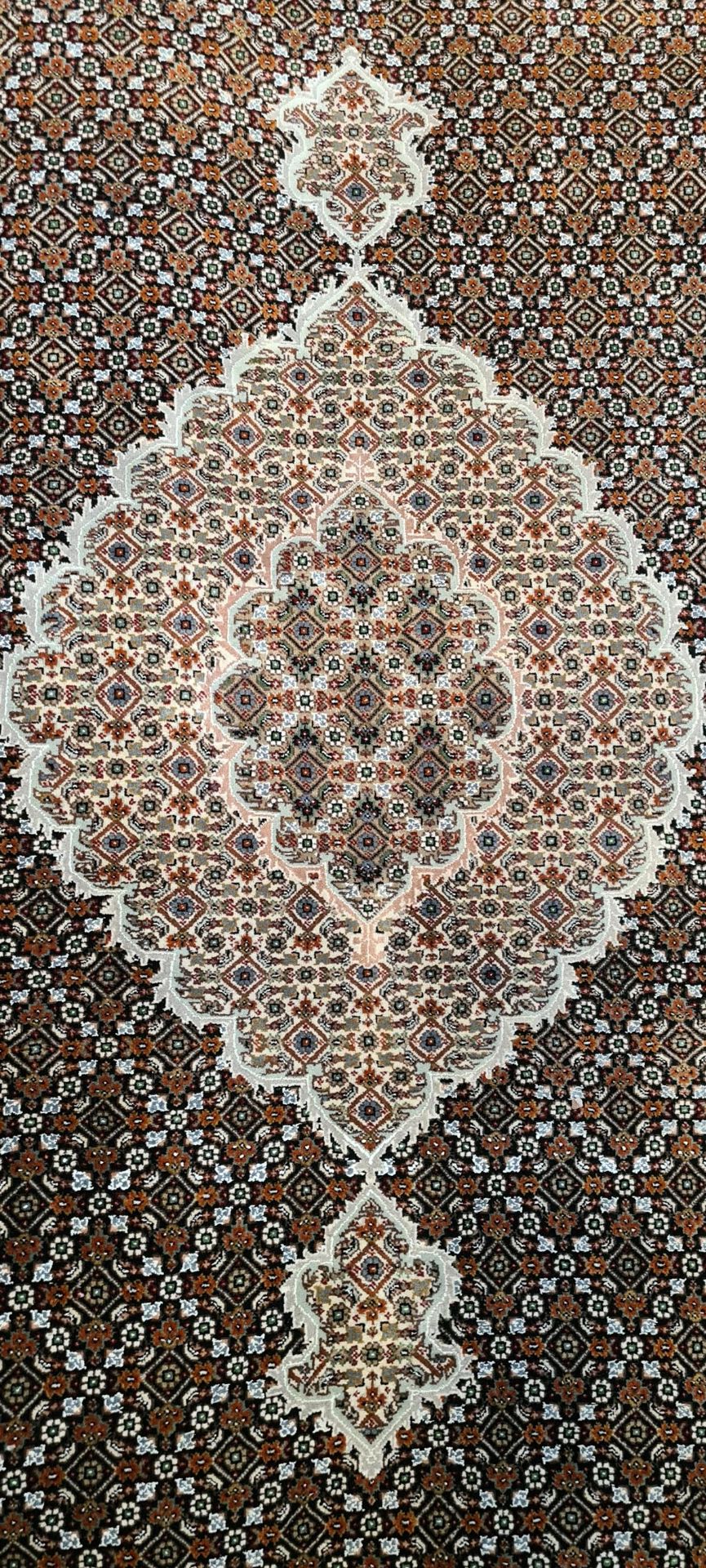 Teppich, Indo-Champa Mahi, Mittelmedaillon, braun/schwarz, ca. 292 x 250 cm - Bild 2 aus 4