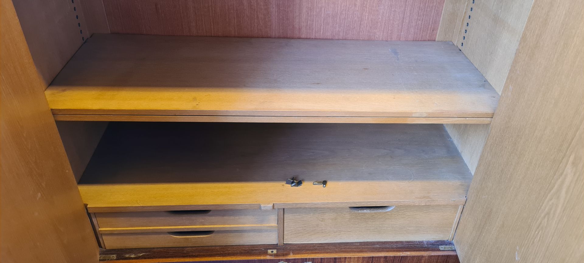 Kleiner Schrank, 2-türig, auf Beinen Stilmöbel, verschiedene Hölzer, - Bild 5 aus 5