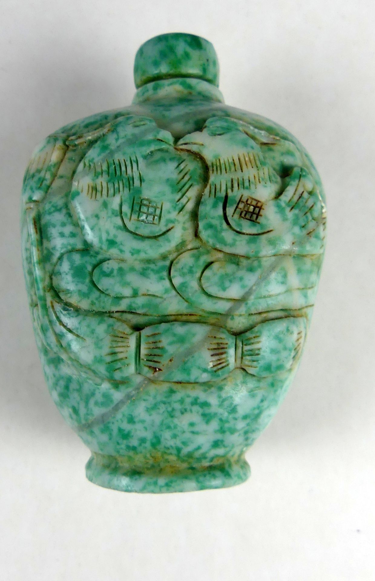 Snuffbottle, wohl Stein, grün-weiß mit Reliefs, Fledermaus/2 Vögel, H. ca. 7 cm,