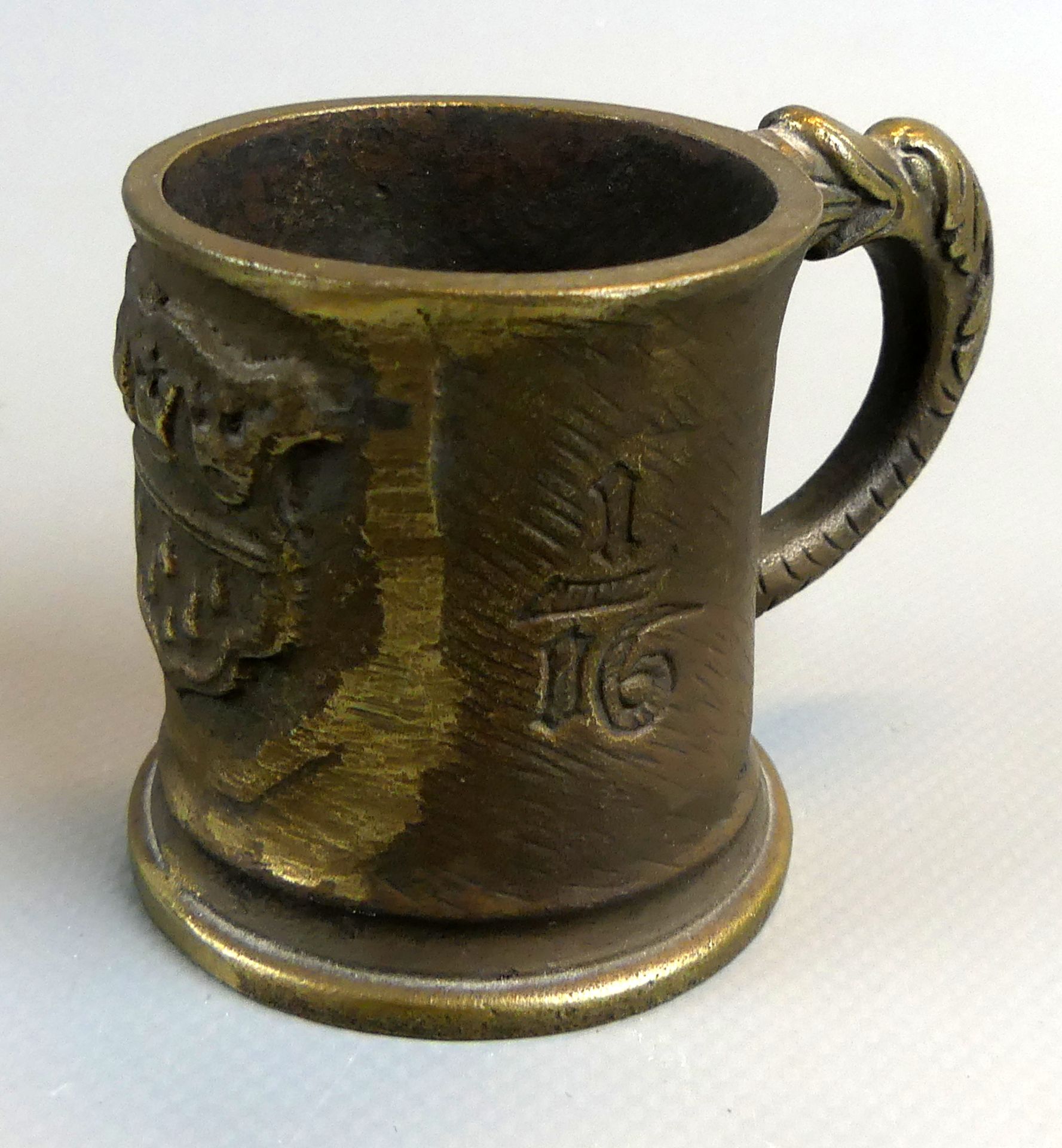 Henkelbecher mit Kölner Wappen, Bronze, Henkel mit Wasserspeier Figur,