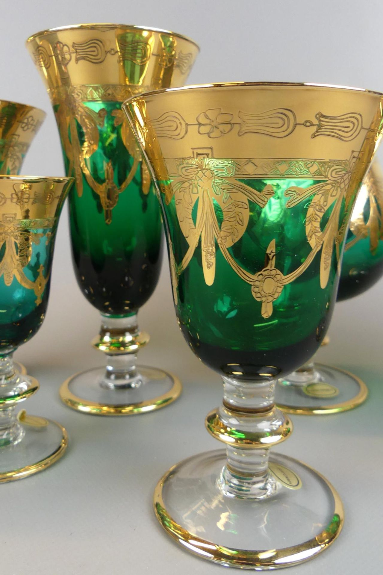6 Gläser, versch. Formen, grünes Glas mit Goldbemalung, Made in Italy - Image 2 of 2