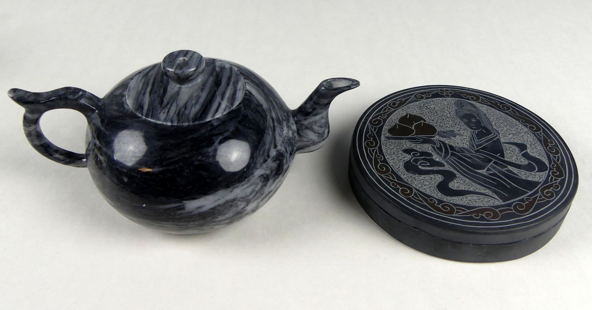 Teekanne aus Stein, 20. Jhdt., H. ca. 6,5 cm, Flache Schieferdose, H. 2 cm,