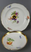 2 Teile Meissen, versch. Blumendekore, Goldrand, Dm. 21/13,5 cm,