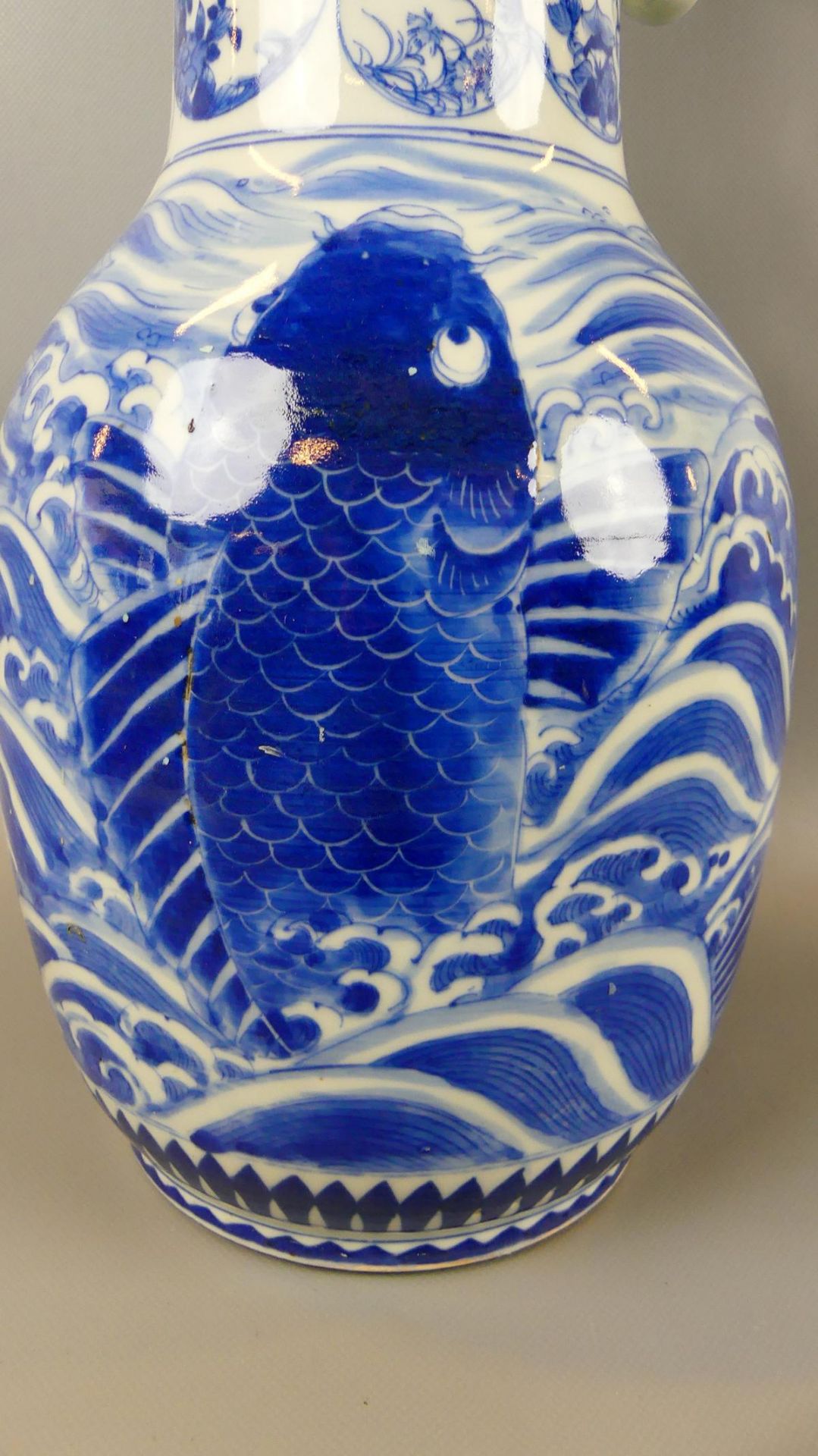 Vase, Asiatisch, Keramik, blau, Koi, Blüten-Darstellungen, Drachengriffe, - Bild 2 aus 5