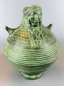 Henkelkrug, Keramik, mit plastischer Frauenkopfdarstellung, Art Geron?,