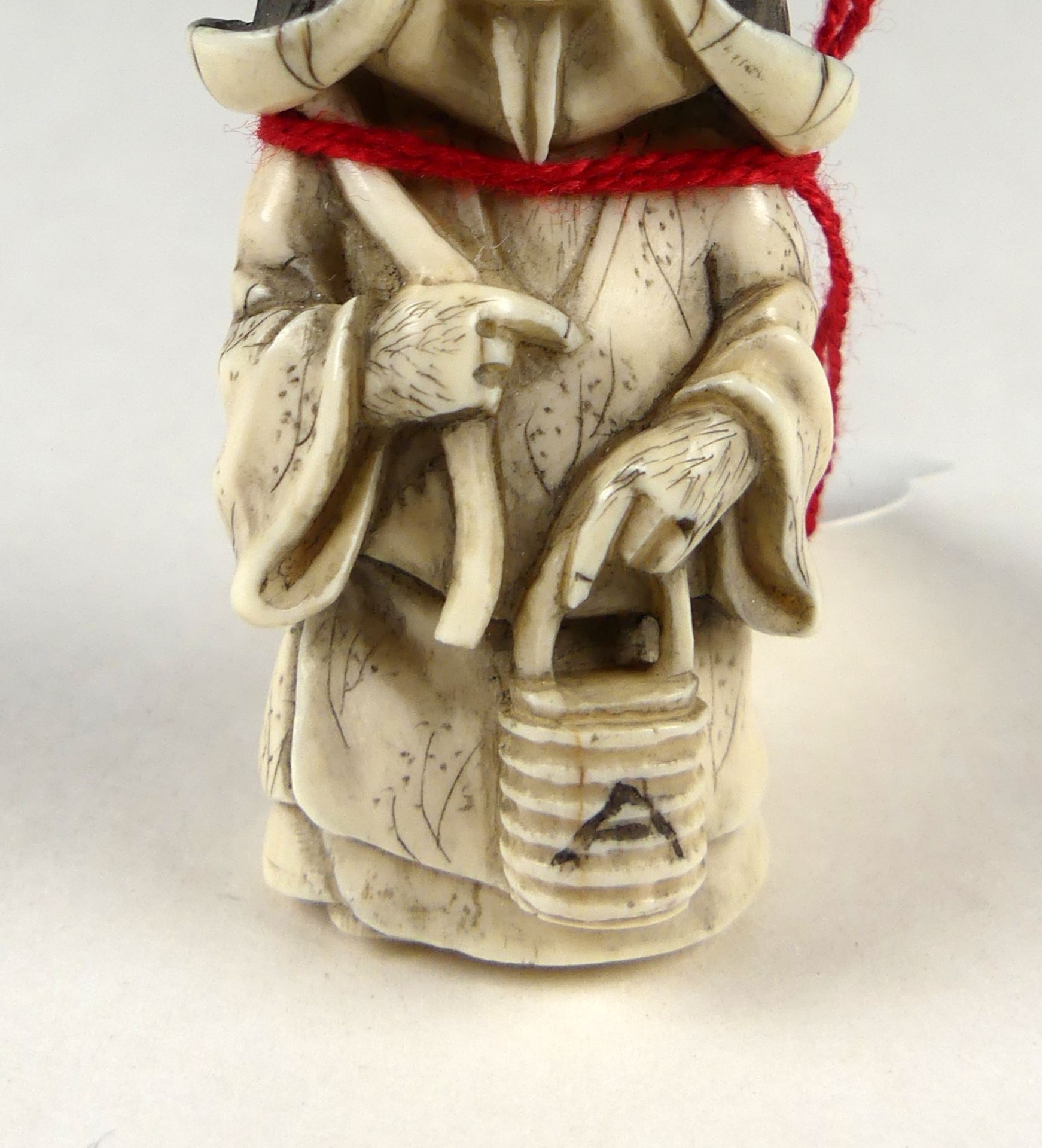 Netsuke, Mann mit einem Auge und langer Zunge, rückseitig signiert, - Bild 2 aus 3