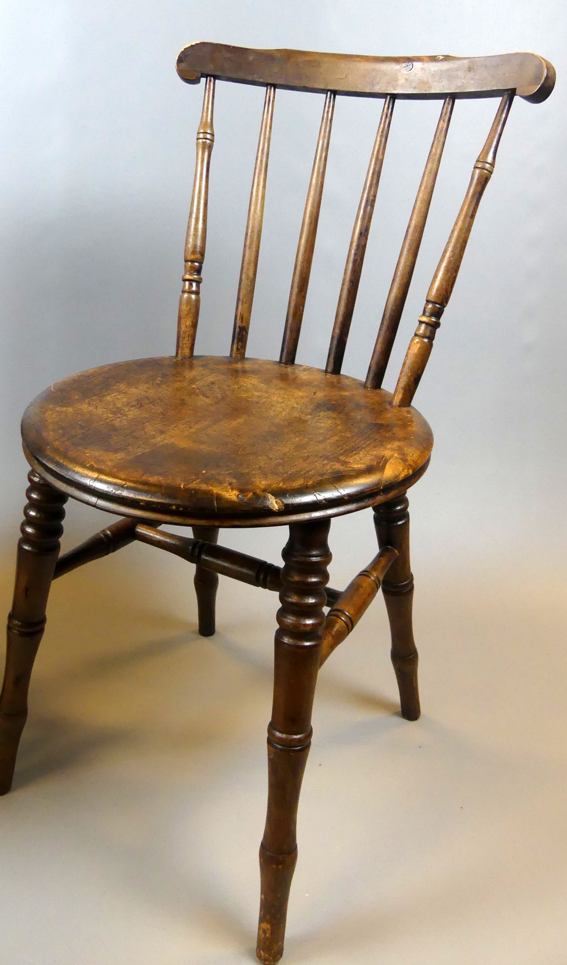 8 Stühle, England, Holzstreben im Rücken, gedrechselte Beine, - Bild 2 aus 2