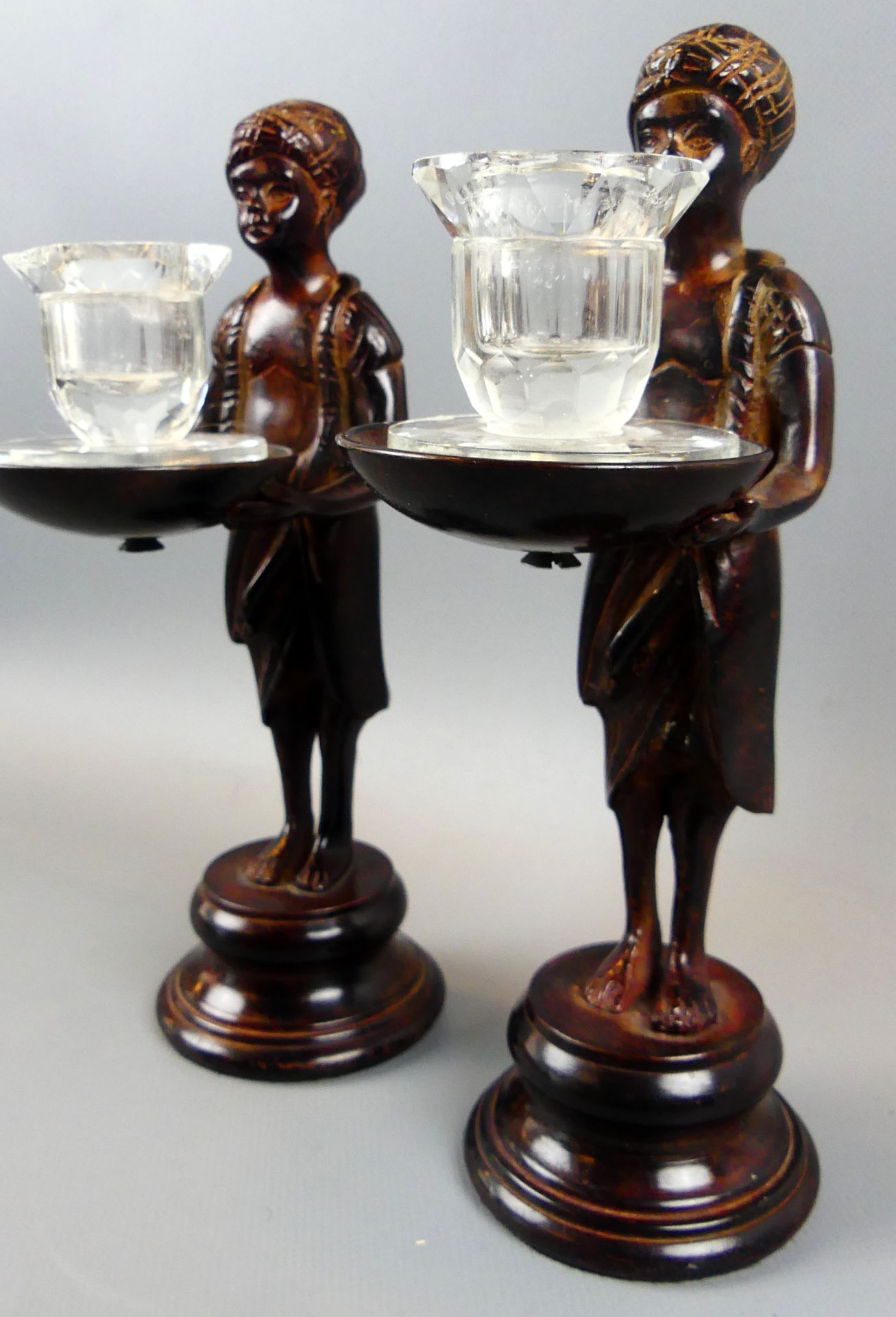 Paar Mohrenfiguren, Tablett haltend, wohl Bronze, Kerzentülle mit Glasschale, - Bild 2 aus 4