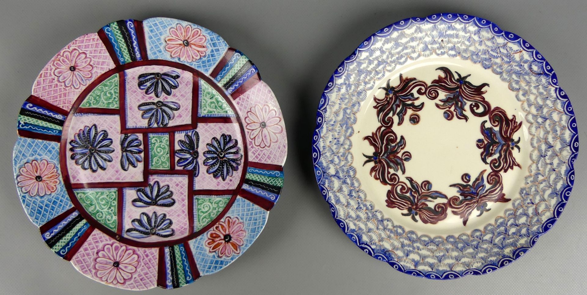 2 Keramikteller, versch. Dekore, rücks. Bez. FED 1939, Dm. ca. 24 cm