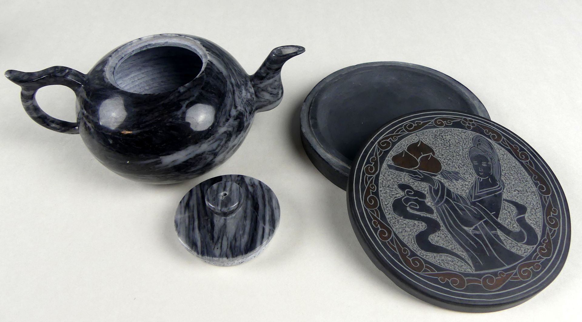 Teekanne aus Stein, 20. Jhdt., H. ca. 6,5 cm, Flache Schieferdose, H. 2 cm, - Bild 2 aus 2
