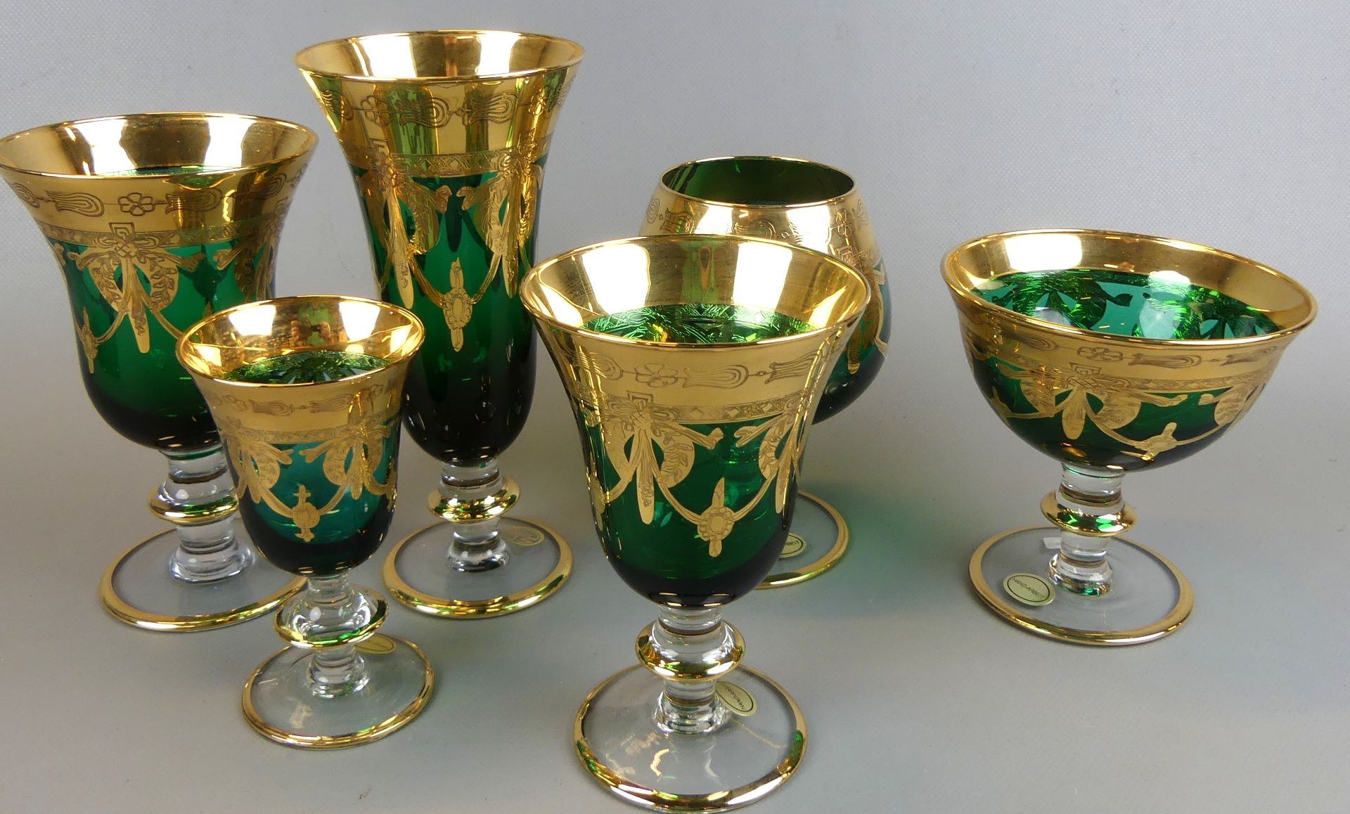 6 Gläser, versch. Formen, grünes Glas mit Goldbemalung, Made in Italy
