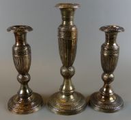 3 Kerzenleuchter, plated, verziert, runder Fuß, H. ca. 2x 20, 24 cm,