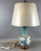 Tischlampe, umgebaute Vase, Pfauen- ,Blumendarstellungen, bemalt