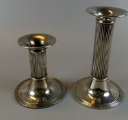 2 Kerzenleuchter, plated, versch. Höhen, kanneliert Schaft, H. ca. 11,15 cm