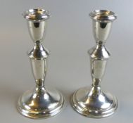Paar Kerzenleuchter, Sterling Silber, gefüllt, runder Schaft, H. ca. 16 cm