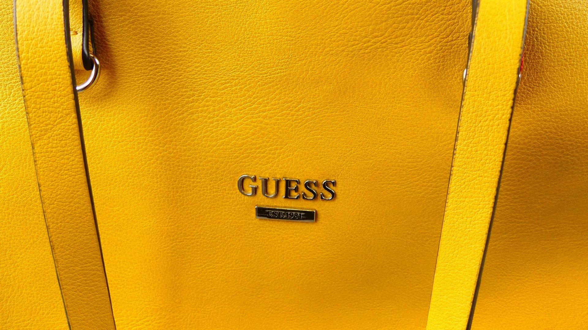 2 Lederhandtaschen der Firma Guess, geringe Gebrauchsspuren, gelb/beige, - Bild 2 aus 3