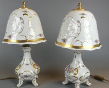 Paar Porzellanlampen, mit Porzellanschirm, Goldstaffage, Ornamente,