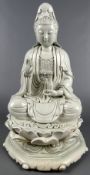 Buddha, Porzellan, sitzend, H. ca. 38 cm, mehrere kleine Haarrisse