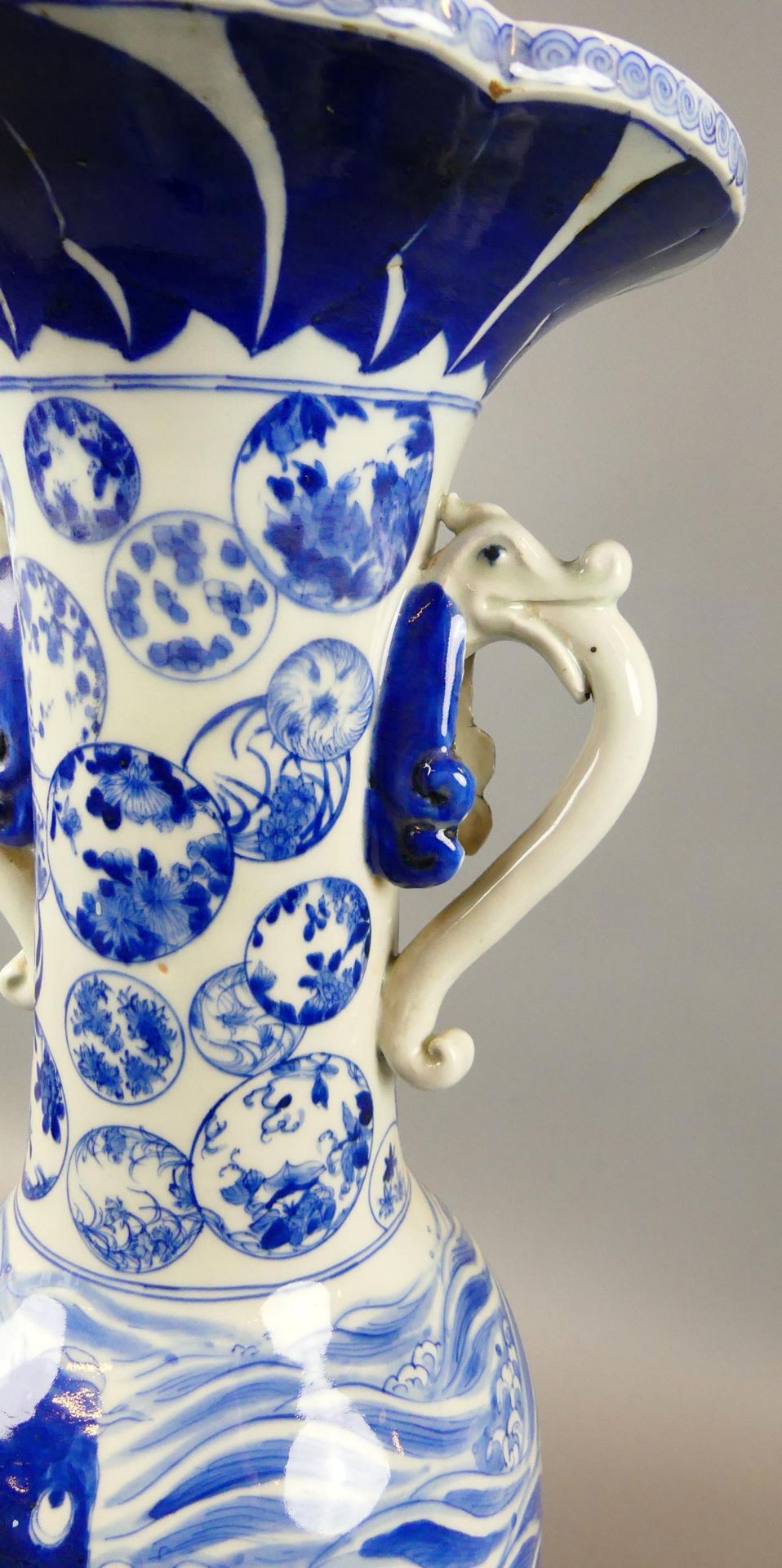 Vase, Asiatisch, Keramik, blau, Koi, Blüten-Darstellungen, Drachengriffe, - Bild 4 aus 5