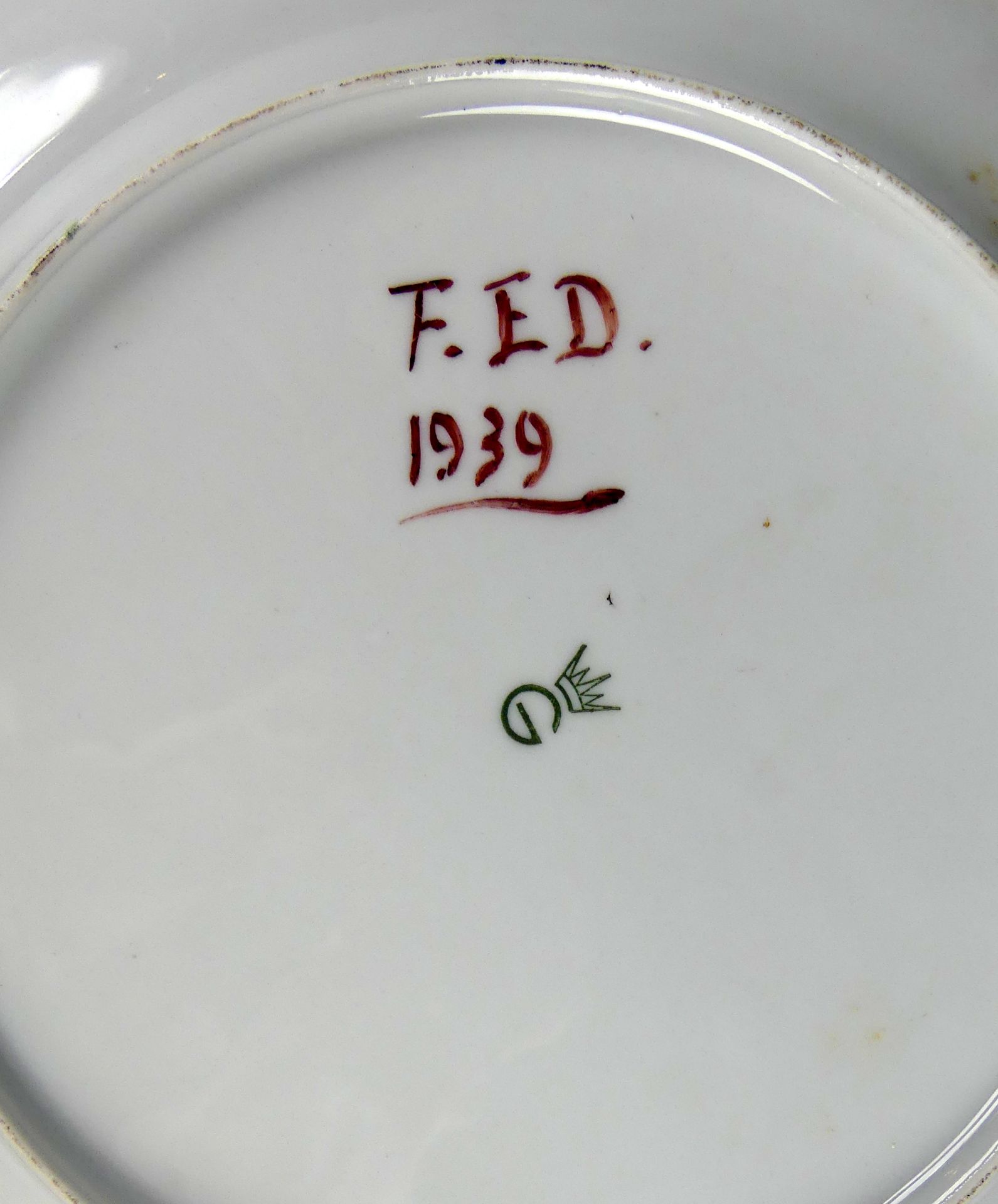 2 Keramikteller, versch. Dekore, rücks. Bez. FED 1939, Dm. ca. 24 cm - Bild 2 aus 2