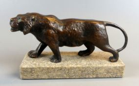 Tiger, Skulptur, Zinkguss, auf Steinsockel, 20. Jhdt., Gesamth. 9, L. 15,5 cm