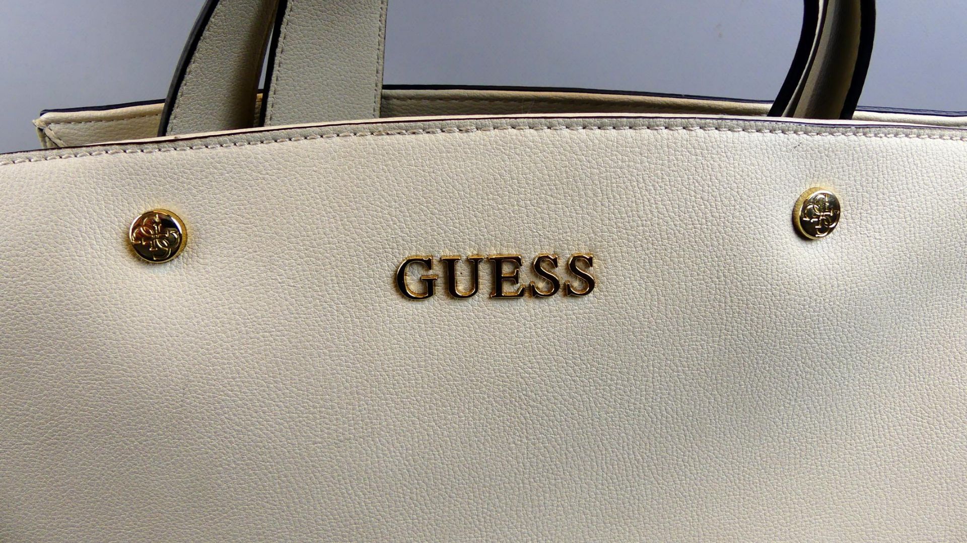 2 Lederhandtaschen der Firma Guess, geringe Gebrauchsspuren, gelb/beige, - Bild 3 aus 3