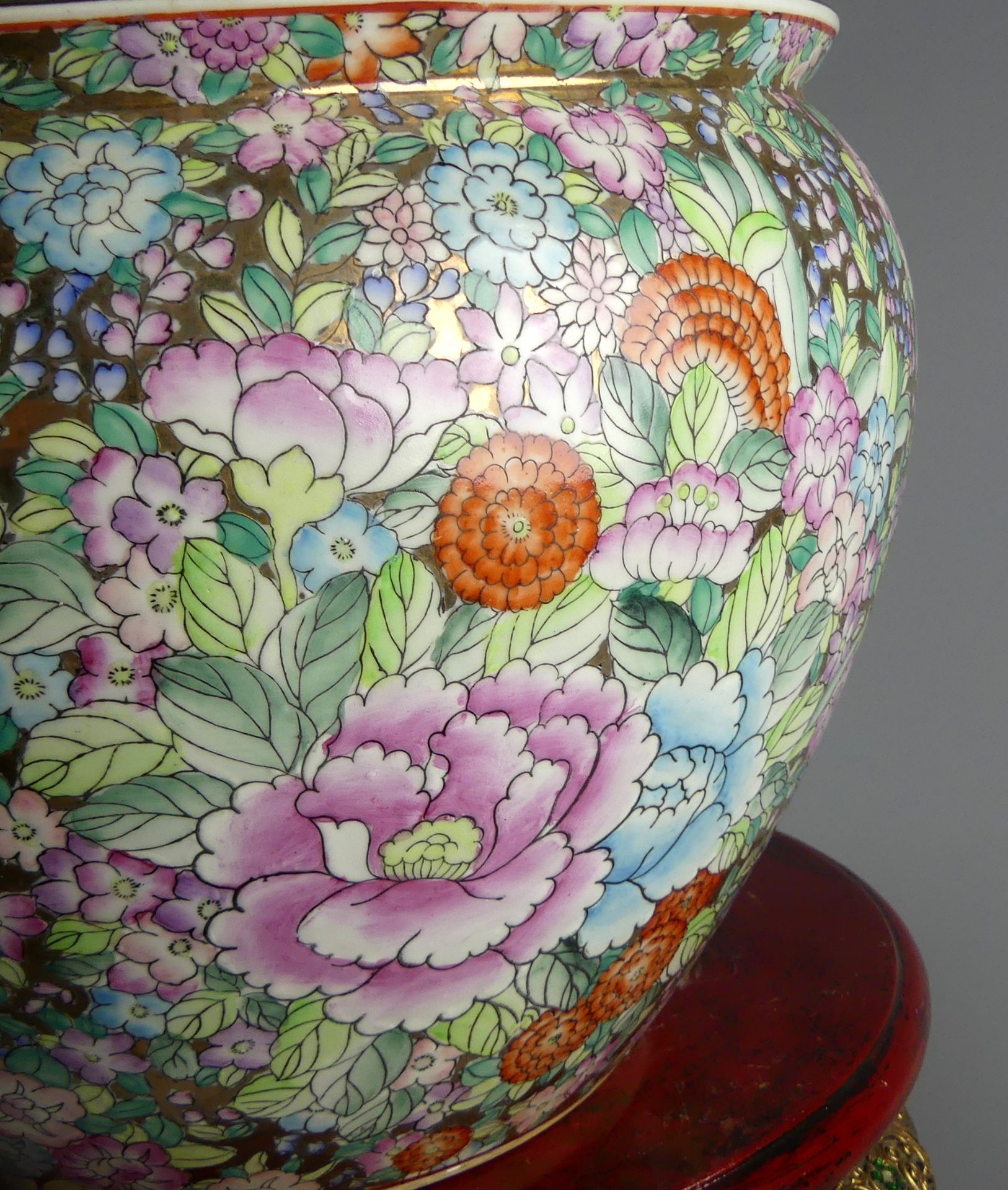 Vase, asiatisch, Blumendarstellungen mit Ständer auf 4 Füßen, - Image 3 of 5