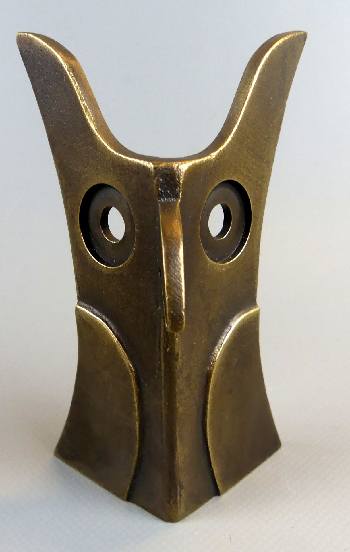 Uhu, Geformte Bronzeplatte, rücks. 11/13, monogr. JS, H. ca. 12 cm