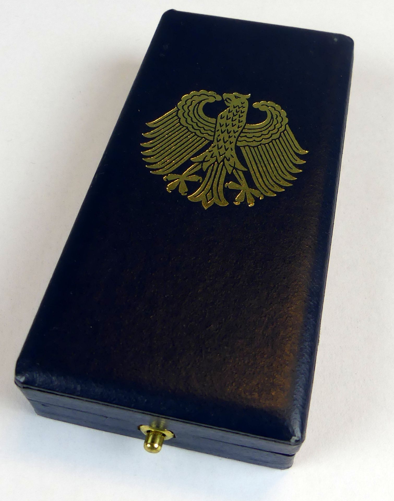 Bundesverdienstmedaille mit kleinem Steckkreuz, im orig. Etui, - Bild 3 aus 3