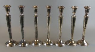 7 Kerzenleuchter, versilbert, runder Fuß, Perlrand, H. ca. 26 cm,