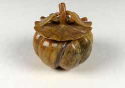 Geschnitzte Steindose in Form einer Frucht, mit Stiel u. Blättern, 20. Jhdt.,