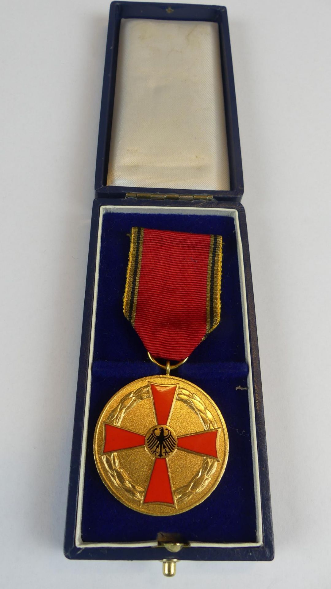 Bundesverdienstmedaille mit kleinem Steckkreuz, im orig. Etui,