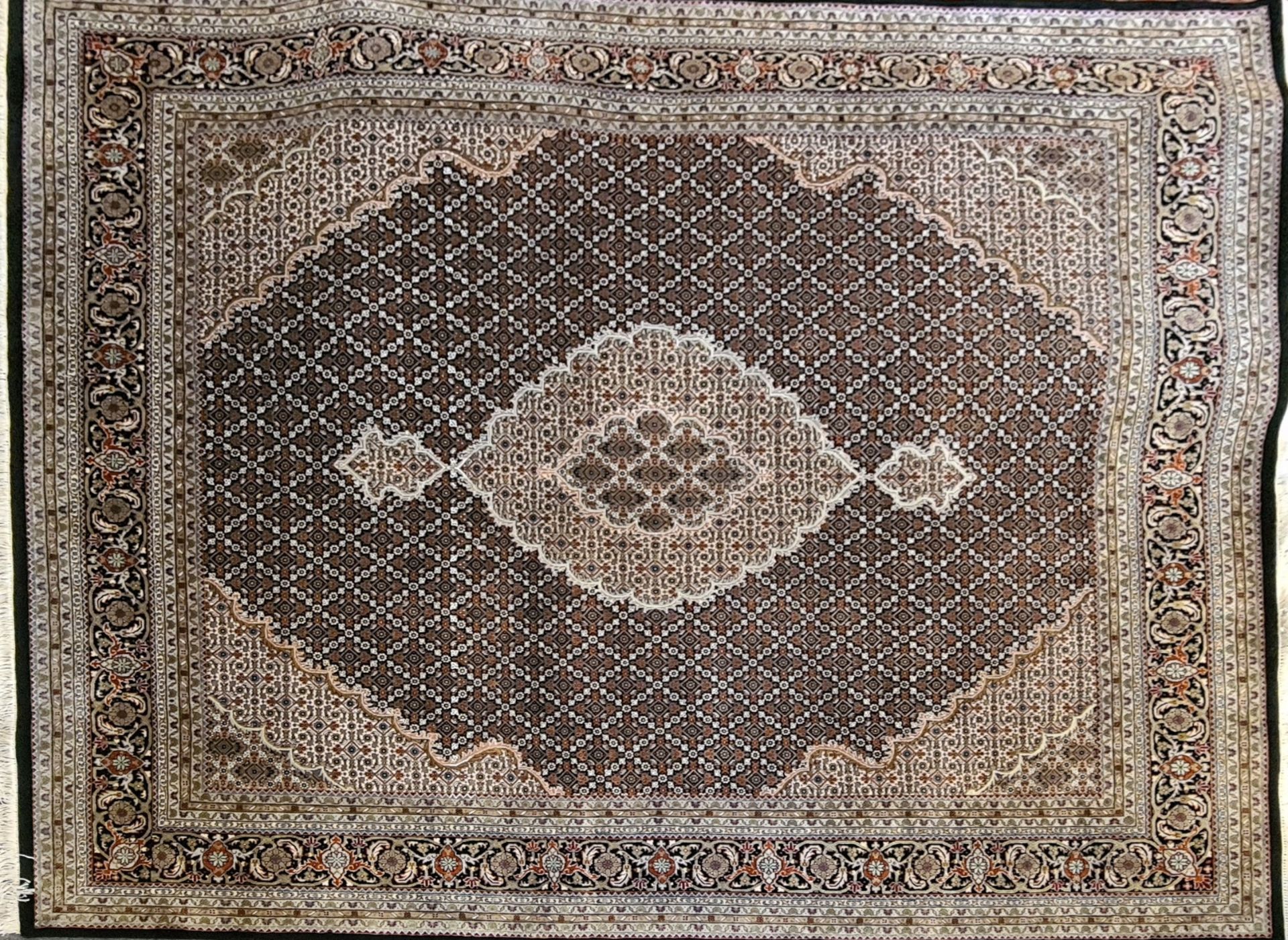 Teppich, Indo-Champa Mahi, Mittelmedaillon, braun/schwarz, ca. 292 x 250 cm