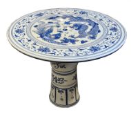 Keramiktisch, 2-teilig, neuzeitlich, Drachenmotiv, blau, H. ca. 69 cm, Dm. 87 cm