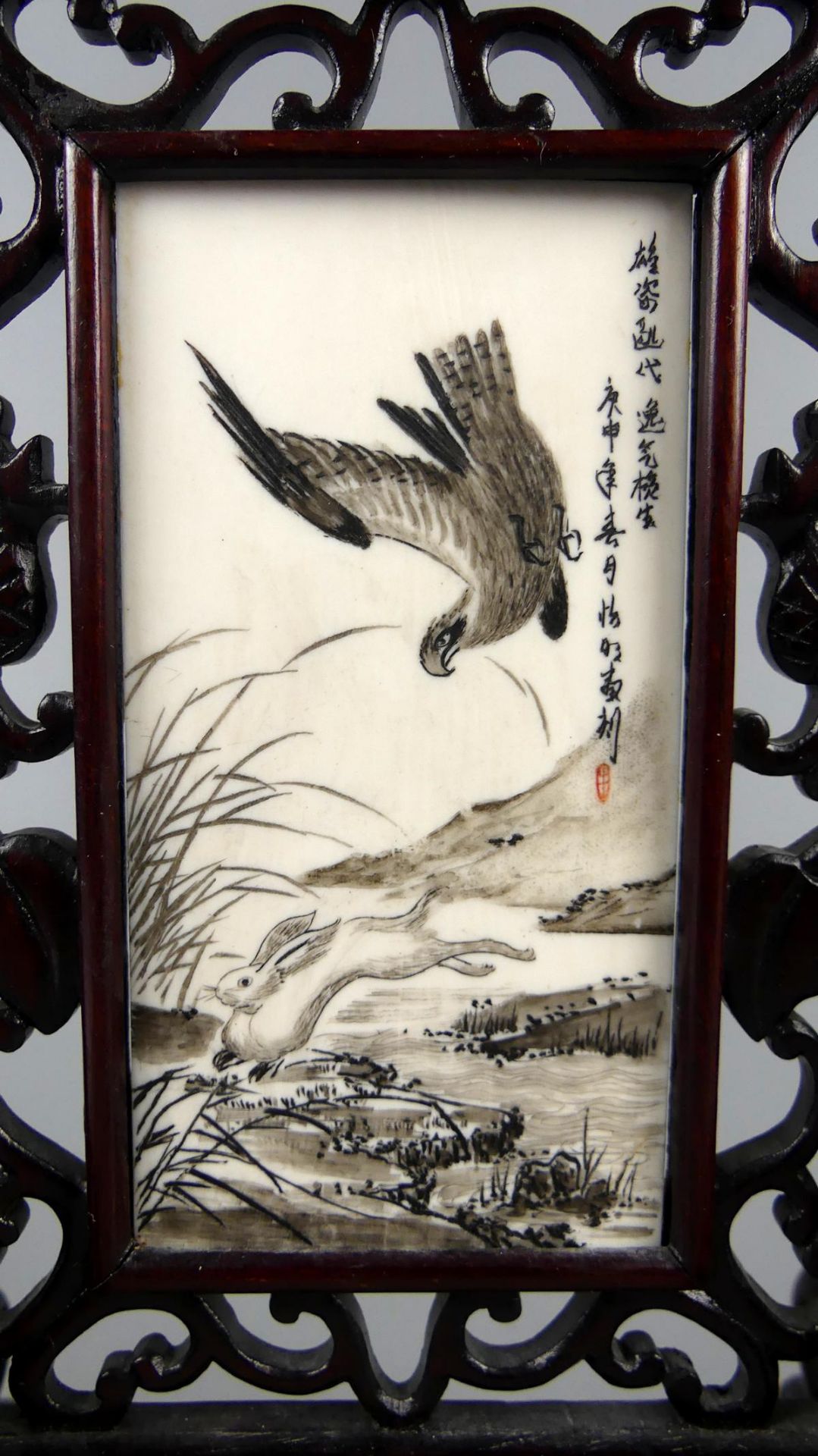 Tafelschirm mit Bild, "Adler und Hase", seitlich re. Beschrieben, ca. 8,5 x 4,5, - Bild 2 aus 2