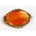 Agate brooch set on yellow metal with floral decoration, 4.7cm long