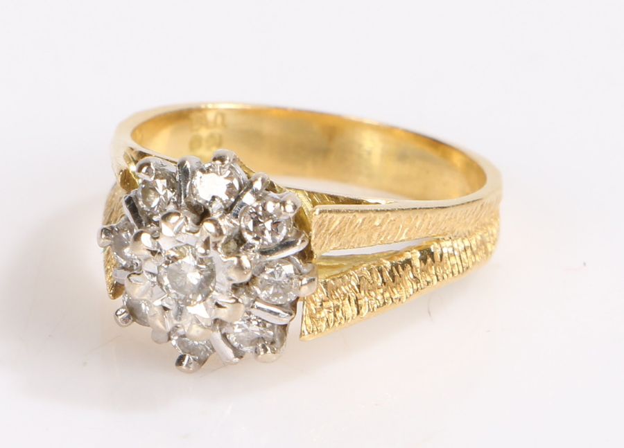 18 carat gold and diamond ring, diamonds are arranged in a cluster in the form of a flower, 4.6 - Image 2 of 2