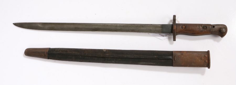First World War British 1907 Bayonet by Sanderson, dated 5 '18 to ricasso, held leather scabbard