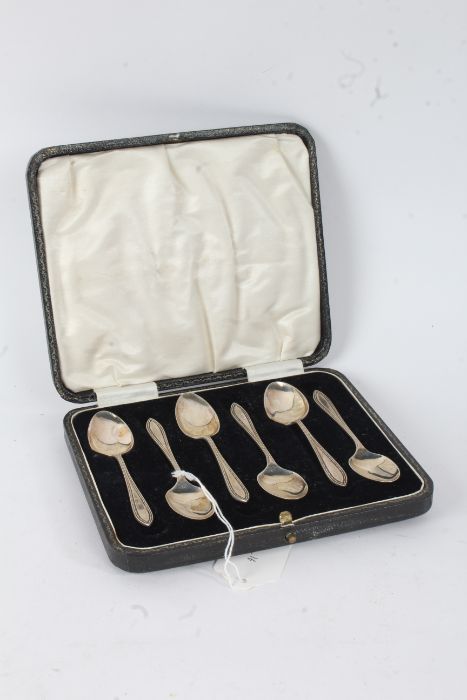 Set of six George V silver teaspoons, Birmingham 1931, maker William Suckling Ltd. housed in a