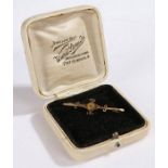 Victorian 15 carat gold bar brooch with a central roundel with a flower head affect with a paste