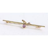 9 carat gold bar brooch with a amethyst and pearl in the form of a flower, 5cm long gross weight 1.5