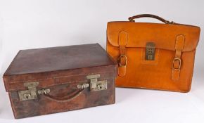 Early 20th Century leather clad vanity travelling case, AC to the hinged top opening to reveal