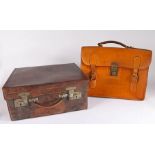 Early 20th Century leather clad vanity travelling case, AC to the hinged top opening to reveal