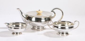 Elizabeth II silver three piece tea set, London 1962, maker W.J. Heard, consisting of teapot with