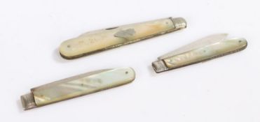 Three silver bladed mother of pearl handled fruit knives, Sheffield 1903, maker George Hardisty,