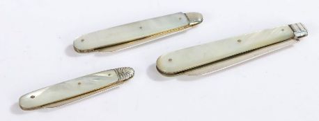 Three silver bladed mother of pearl handled fruit knives, Birmingham 1885, maker Thomas Marples,