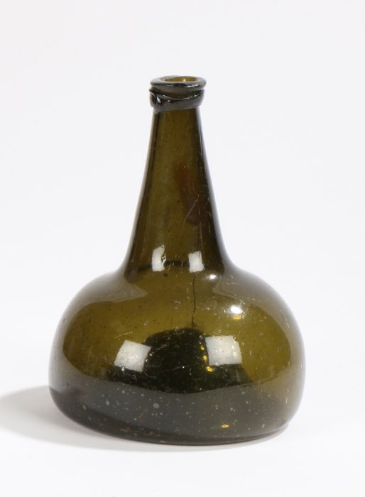 An early 18th century green glass 'onion' bottle, the lip above a conical shaped neck and bulbous - Image 2 of 2