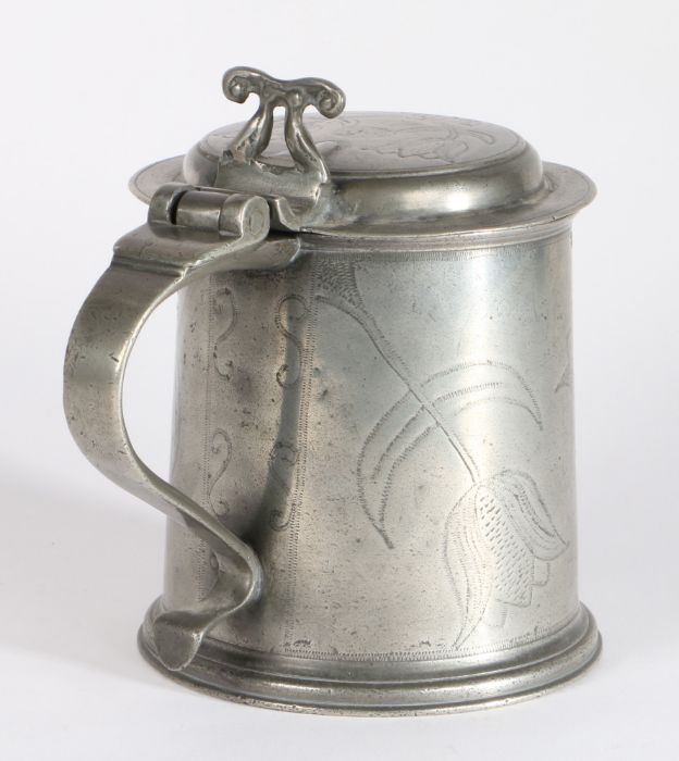 A rare and large Charles II pewter wriggle-work flat-lid tankard, circa 1680 Of quart Old English - Image 2 of 3