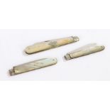 Three silver bladed mother of pearl handled fruit knives, Sheffield 1903, maker George Hardisty,