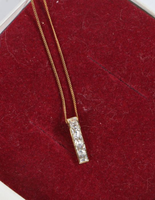 9 carat gold necklace set with a paste pendant, weight 1.3 grams housed within a jewellery box